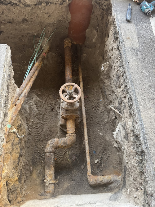 凍結工事の様子：交換するパイプ