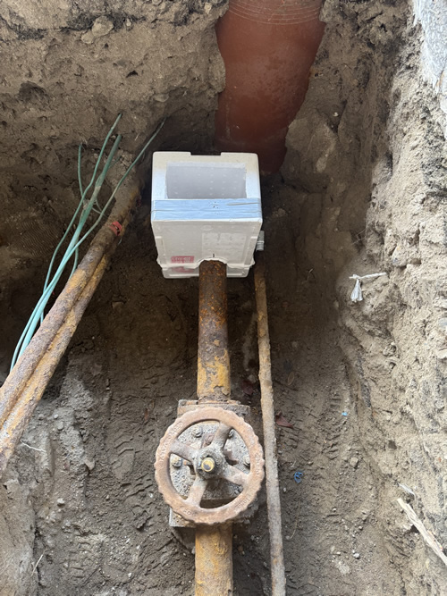 凍結工事の様子：凍らせるパイプを発泡スチロールで覆います