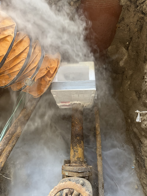 凍結工事の様子：人口液体空気を流し込みます