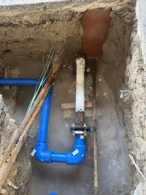 凍結工事の様子：パイプ内の水が凍結後、配管交換作業